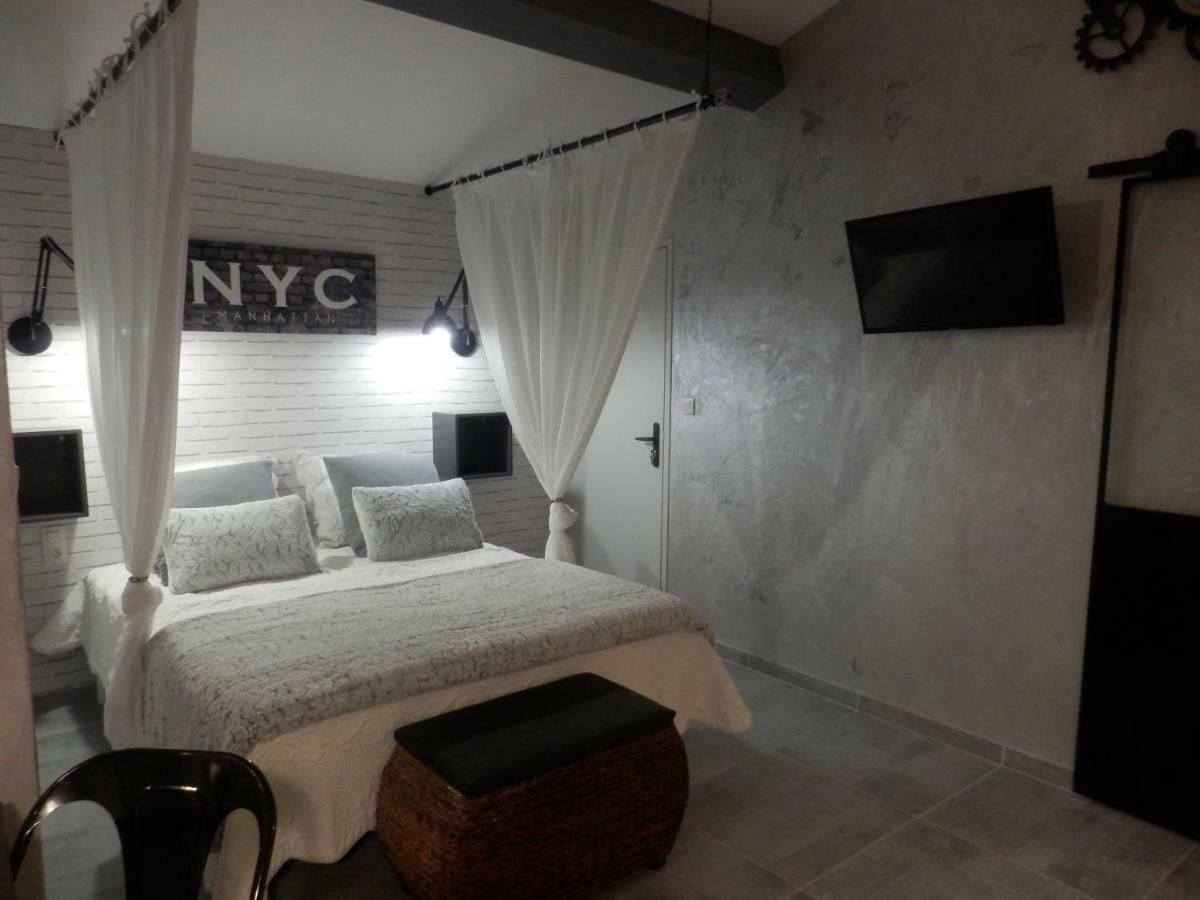 Bed and Breakfast Mas Les Vieux Chenes Lambesc Exterior foto